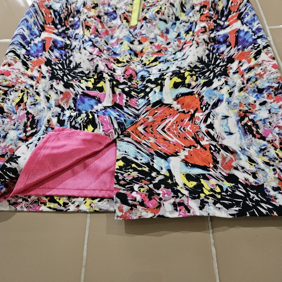NWT! T Tahari abstract below the knee pencil skirt. Size 8.  Originally $108. - Picture 3 of 6
